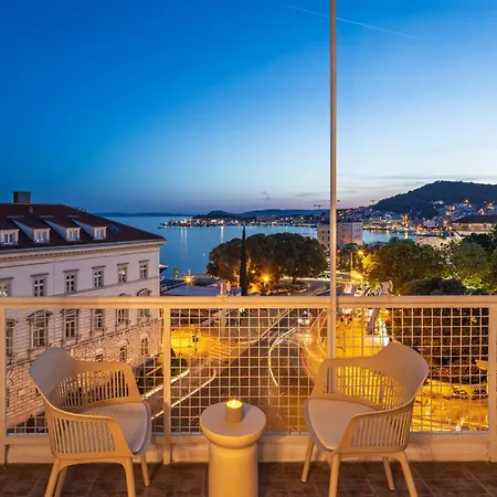 Center Lux View Split